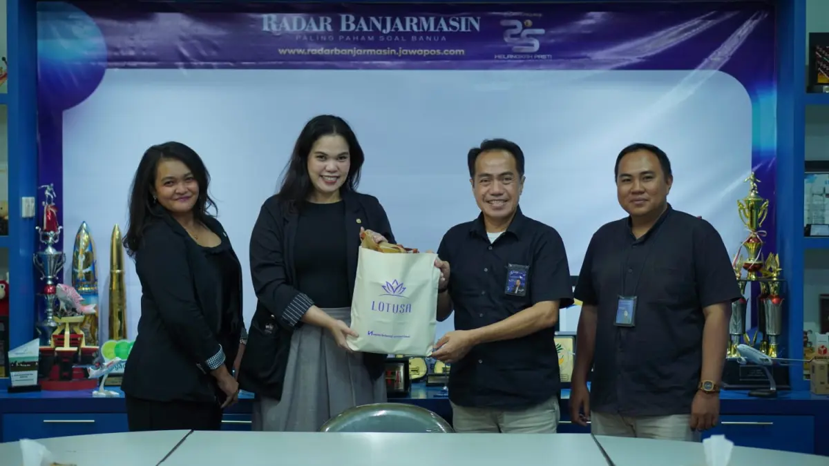 KENANG-KENANGAN: Hotel Lotusa Batulicin, diwakili Director of Sales and Marketing Novita Lubis menyerahkan cendera mata kepada Dirut Radar Banjarmasin H Suriansyah Achmad dalam kunjungan ke Kantor Pusat Radar Banjarmasin di Banjarbaru, Kamis (4/6/2026) pagi.