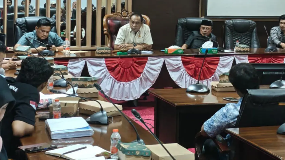RDP: Komisi II DPRD Tanah Bumbu menggelar rapat dengar pendapat bersama instansi terkait dan perwakilan nelayan di Batulicin, Kamis (4/6/2026), membahas distribusi BBM subsidi bagi nelayan.