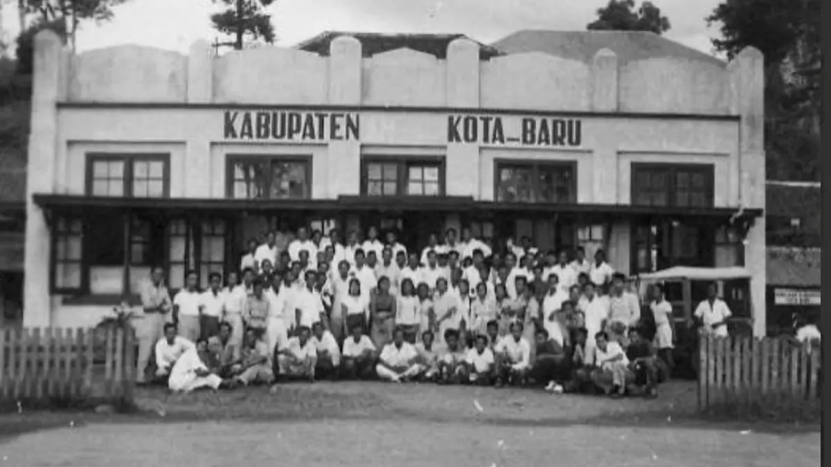 SEJARAH: Potret Kantor Pemda Kotabaru zaman dulu di depan Siring Laut Kotabaru. (Arsip Pemkab Kotabaru)