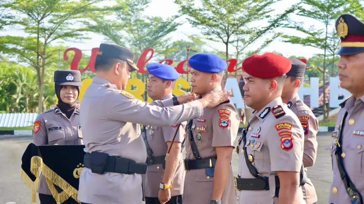 SERTIJAB: Kapolres Tanah Bumbu AKBP Arief Prasetya menyematkan tanda jabatan kepada pejabat yang menjalani serah terima jabatan dalam upacara sertijab di Lapangan Mako Polres Tanah Bumbu, Kamis (4/6). (Foto: Humas Polres Tanah Bumbu)