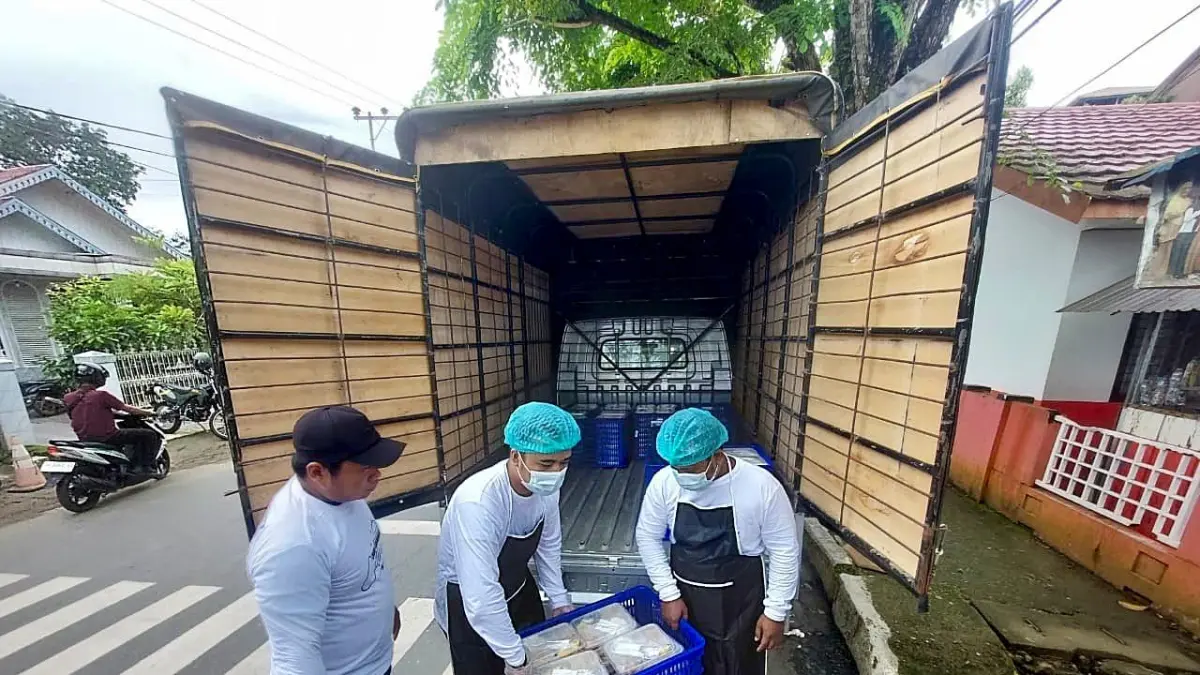 SPPG di Banjarmasin saat menyiapkan MBG untuk siswa. (Dokumen Radar Banjarmasin)