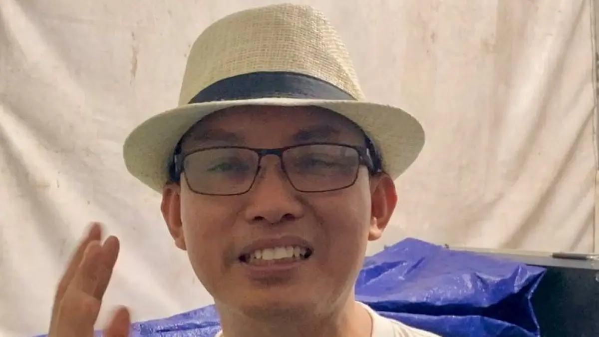 TERKESAN: Anwar Fauzi, kibordis sekaligus aranser lagu Hadad Alwi saat diwawancarai Radar Banjarmasin. 
(Foto: Jumain/Radar Banjarmasin)
