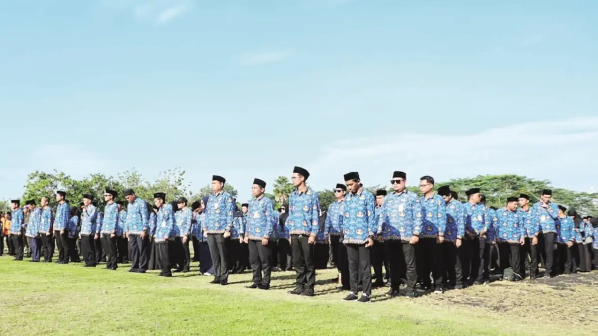 UPACARA: Para ASN Pemprov Kalsel saat mengikuti Upacara Peringatan Hari Lahir Pancasila Tahun 2026 di halaman Kantor Gubernur di Banjarbaru, Senin (1/6). Hari ini mereka mulai menerima gaji ke-13.&nbsp;| Foto: BIRO ADPIM KALSEL
