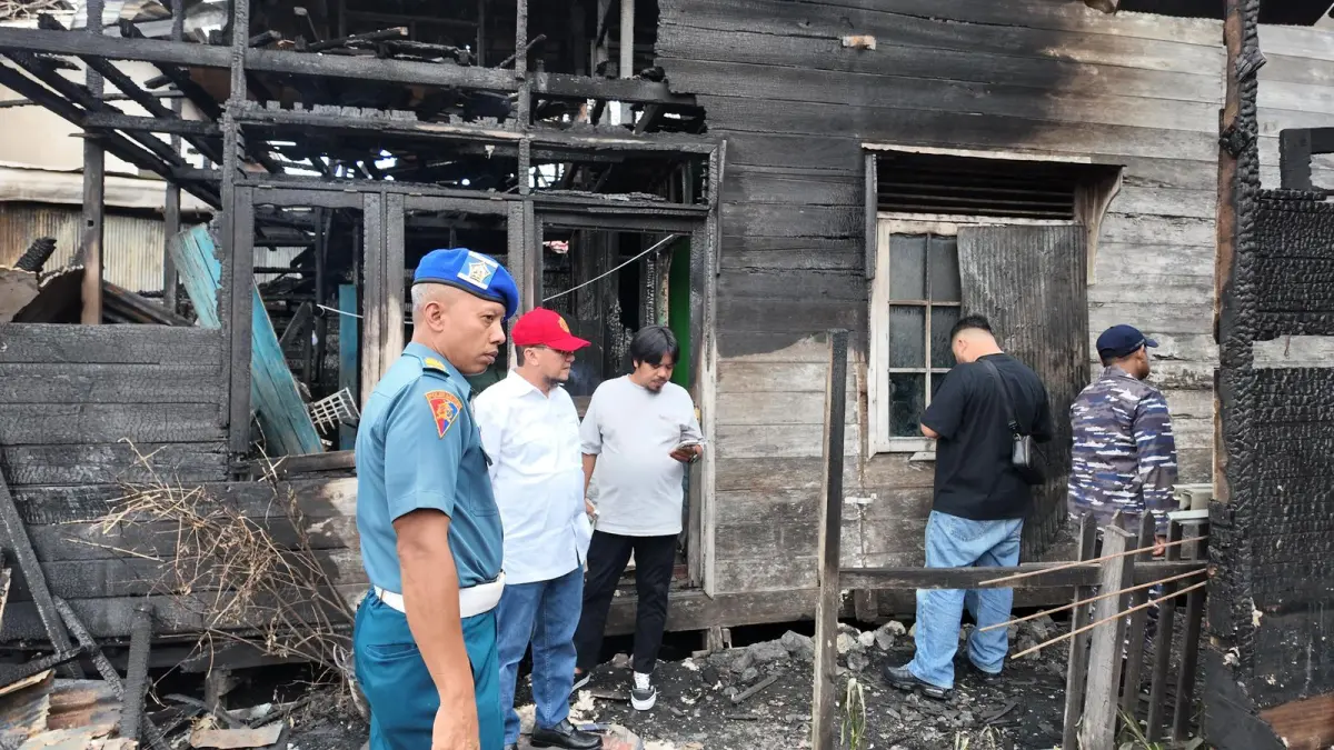Yayasan Mahatir Mohammad Zain Bersama Lanal Banjarmasin dan Pomal AL melakukan kunjungan sekaligus menyalurkan Bantuan untuk Korban Kebakaran di Jalan S. Parman Banjarmasin. (Muhammad Oscar Fraby/Radar Banjarmasin)
