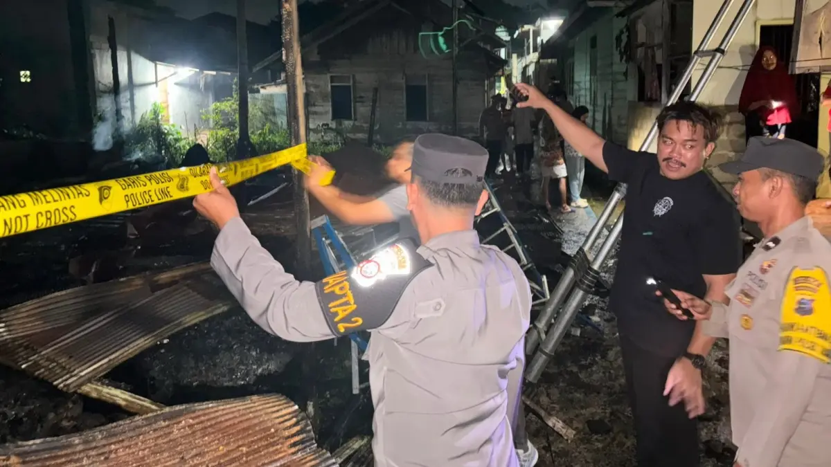 GARIS POLISI: Kondisi rumah dua lansia di Gang Mahrawin RT 11, Kelurahan Tanjung, Kecamatan Tanjung, Kabupaten Tabalong yang terbakar. (Foto&nbsp; : Polres Tabalong / Radar Banjarmasin)