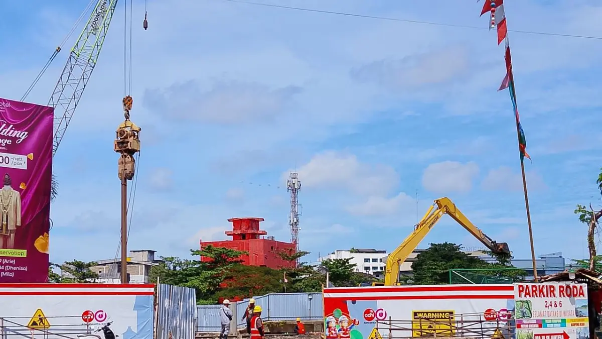 DITUTUP: Lapangan basket di kawasan Siring Pierre Tendean untuk sementara tidak dapat digunakan karena sebagian area dimanfaatkan untuk mendukung proyek pembangunan pintu air NUFREP. DPRD meminta fasilitas yang terdampak dikembalikan dan diperbaiki setelah proyek selesai.(Foto: Endang Syarifuddin/Radar Banjarmasin)