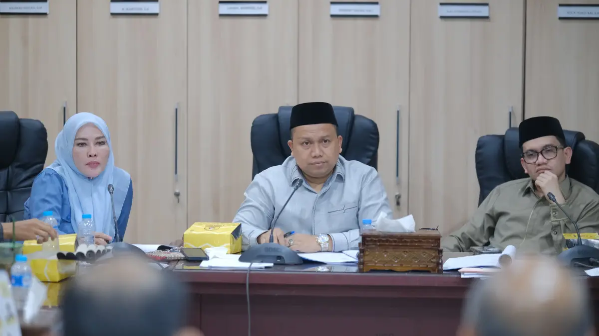 RAPAT: Wakil Ketua Komisi II DPRD Kabupaten Banjar, Rahmat Saleh, memimpin Rapat Dengar Pendapat (RDP) pembahasan Rancangan Peraturan Daerah tentang Kemudahan, Perlindungan, dan Pemberdayaan Koperasi serta Usaha Mikro di ruang rapat DPRD Kabupaten Banjar, Kamis (4/6).