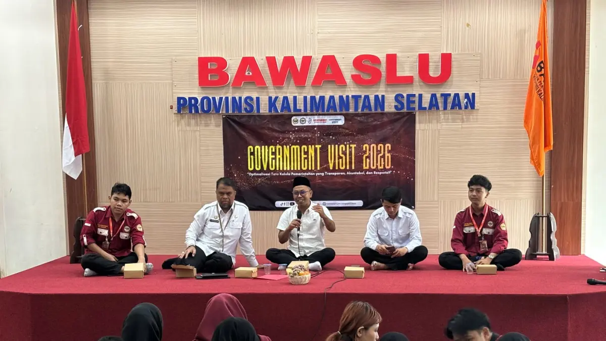 BERDISKUSI: Ketua Bawaslu Kalsel, Aries Mardiono berdiskusi bersama Himapem ULM saat kunjungan. Ia mengingatkan mahasiswa harus berorganisasi. (Zulvan Rahmatan/Radar Banjarmasin)