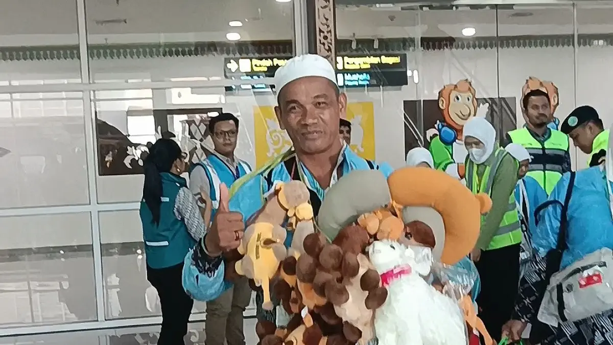 BORONG BONEKA: Jemaah haji kloter BDJ 02 tiba di Banua, beberapa membawa oleh-oleh boneka unta untuk keluarga. (Sheilla Farazela/Radar Banjarmasin)

