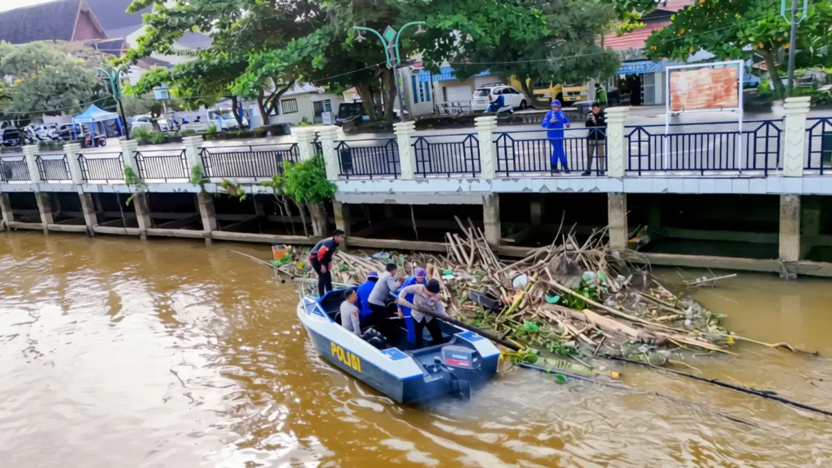 CINTA LINGKUNGAN: Personel Polres HSU bersama TNI, BPBD, dinas terkait, dan masyarakat membersihkan sampah di kawasan Tugu Siring Itik Amuntai, Jumat (5/6/2026).(Foto: Istimewa)&nbsp;