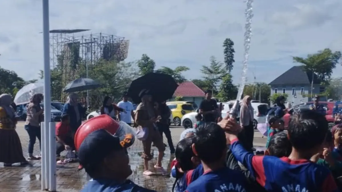 DIKENALKAN: Salah satu TK saat mendatangi markas Damkar Tapin, untuk mengenal profesi pemadam kebakaran.
Foto Damkar Tapin