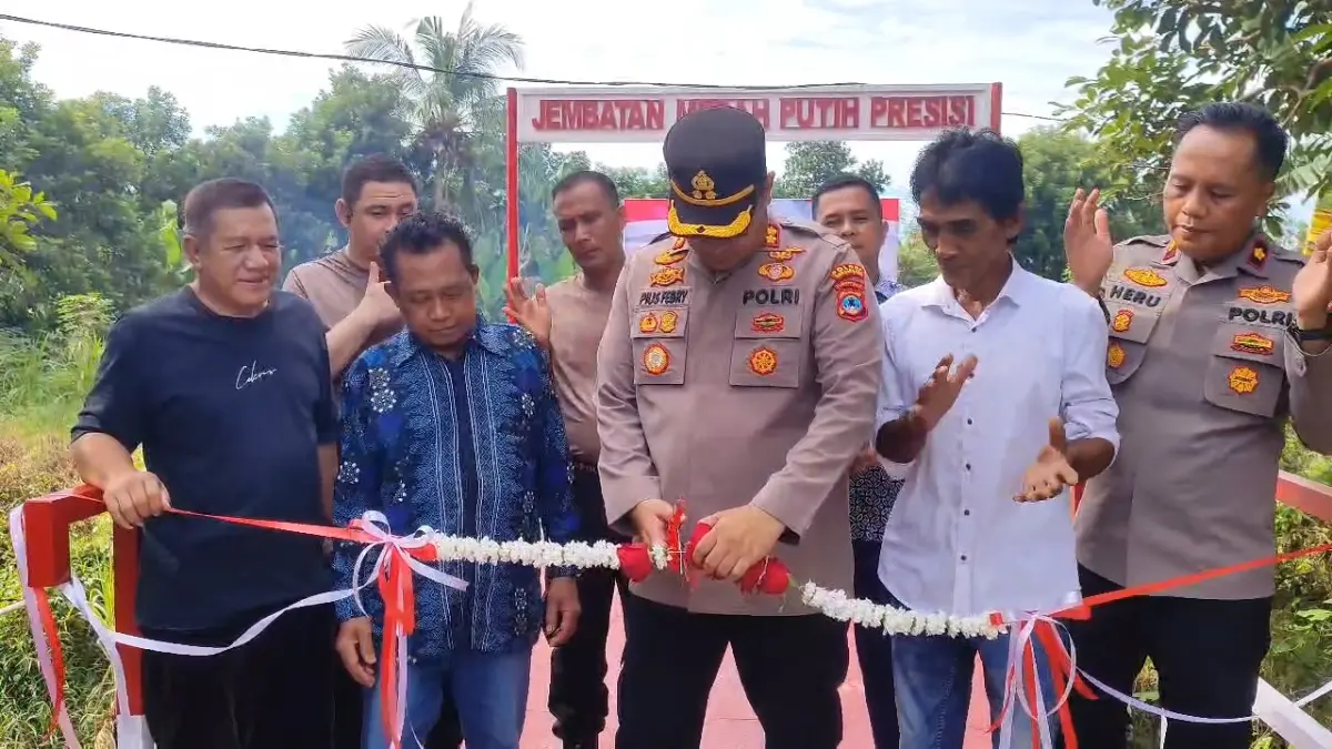 GUNTING KEMBANG: Kapolres Banjarbaru, AKP Pius X Febry aceng Loda meresmikan dua unit Jembatan Merah Putih Presisi di Kelurahan Guntung Manggis dan Guntung Paring, Jumat (5/6/2026).(Foto:Sheilla Farazela/Radar Banjarmasin)