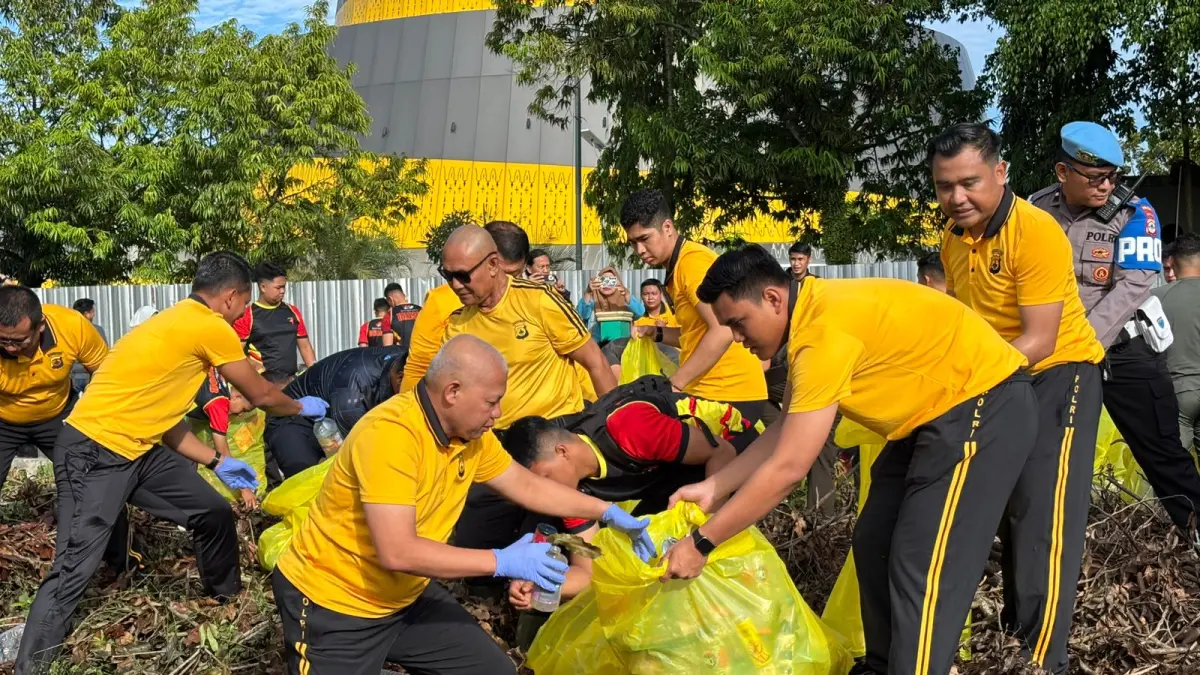 Kapolda Kalsel memimpin pembersihan sampah plastik di kawasan Siring Nol Kilometer Banjarmasin sebagai tindak lanjut program ASRI Presiden RI.(Zulvan Rahmtan/Radar Banjarmasin)