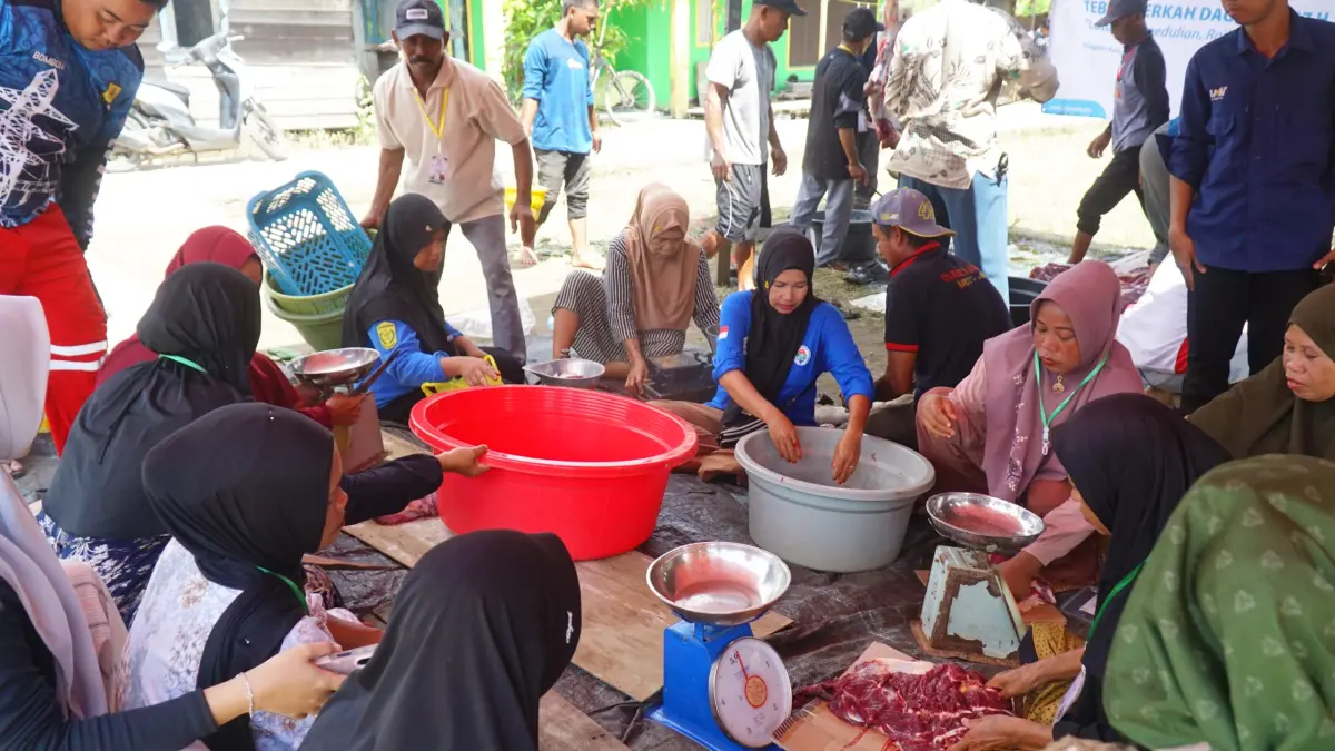 KEBERSAMAAN: Warga Desa Tinggiran Baru membersihkan daging dari Program Tebar Berkah Daging, YBM PLN UID Kalselteng.