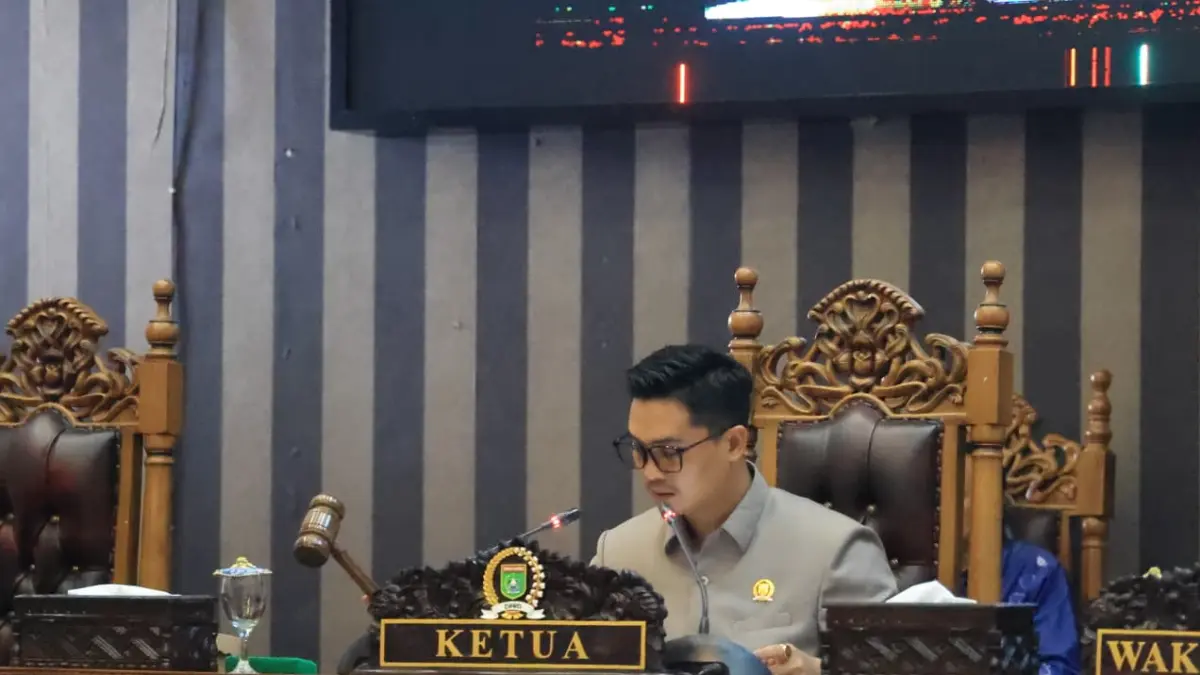 Ketua DPRD Tanah Bumbu Andrean Atma Maulani saat memimpin rapat di ruang sidang DPRD Tanah Bumbu. (Foto: Andre untuk Radar Banjarmasin)