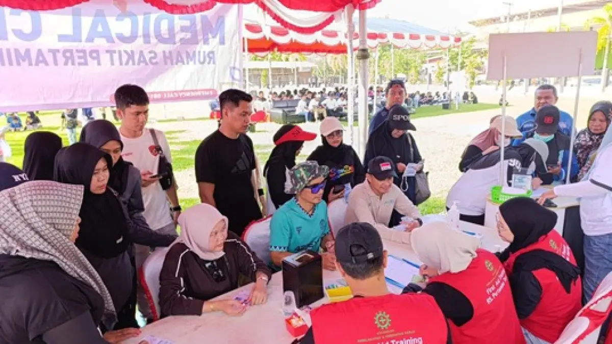 LAYANAN: Tim medis RS Pertamina Tanjung memberikan layanan pemeriksaan kesehatan gratis kepada peserta May Day 2026 di Kabupaten Tabalong.