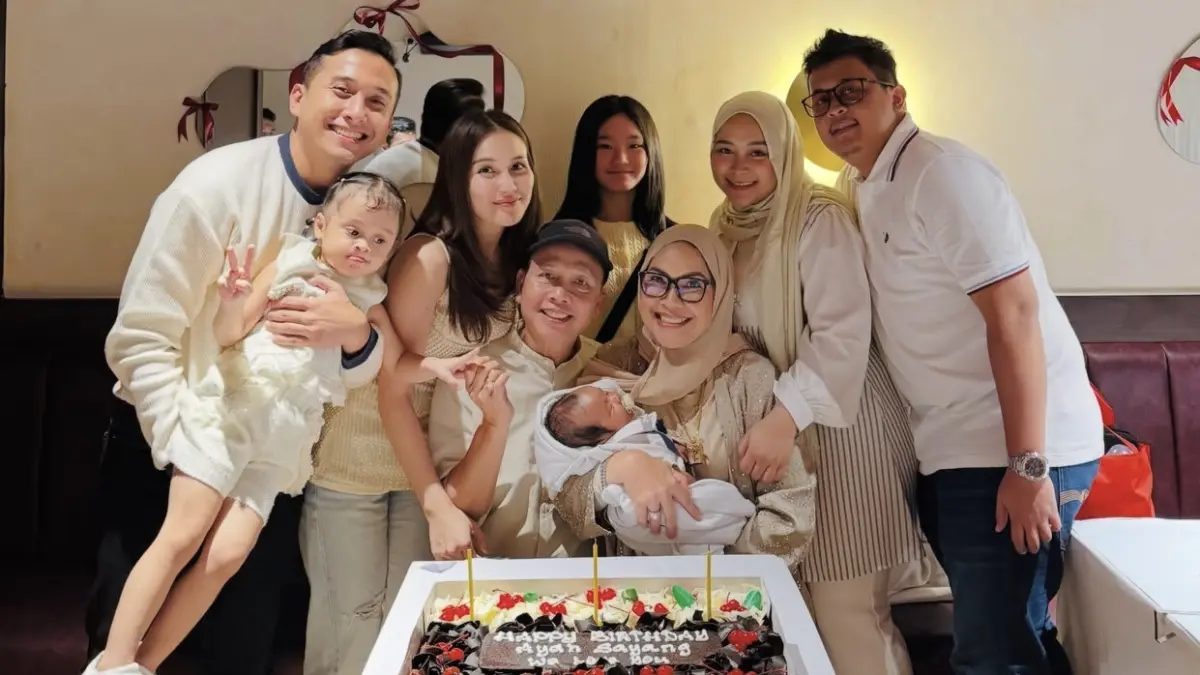 MAKIN DEKAT: Kevin Gusnadi diketahui kembali bergabung dalam momen keluarga Ayu Ting Ting baru-baru ini, (Foto: Instagram)