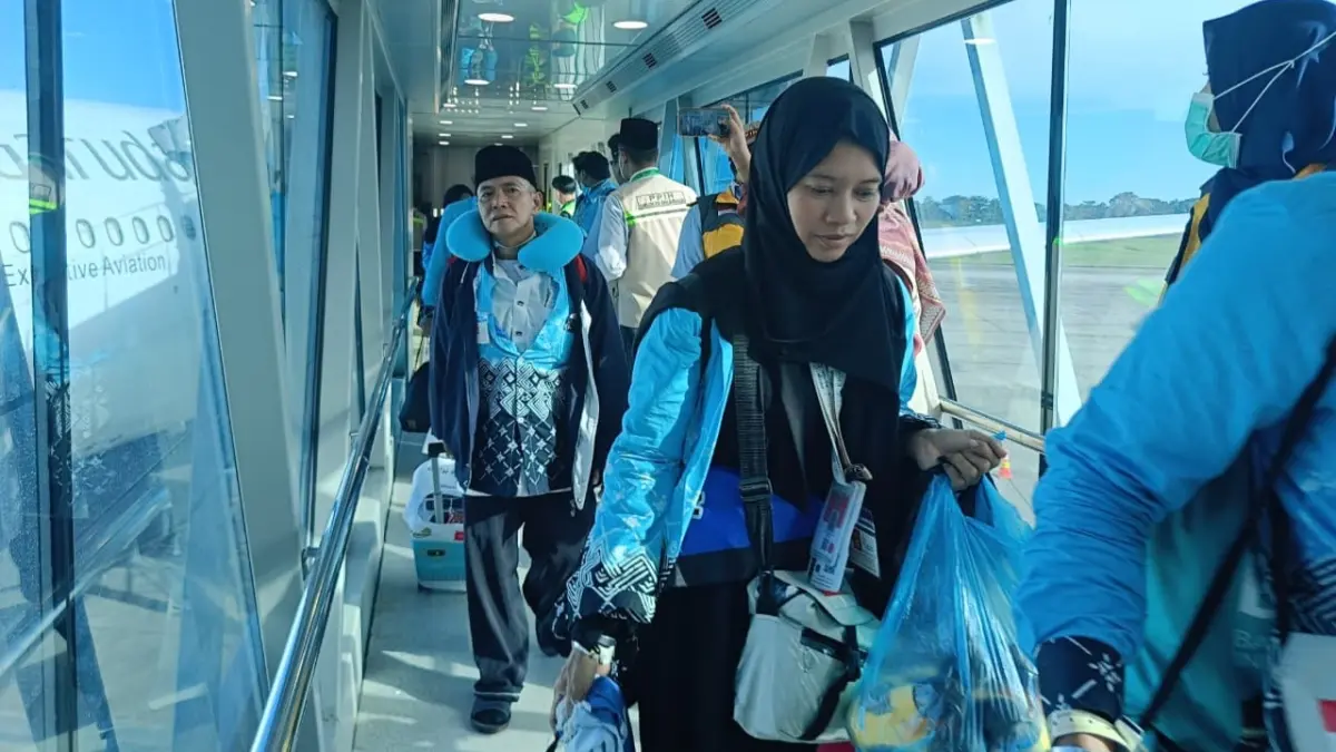 MENDARAT: Jemaah haji kloter 2 saat tiba di Banua (Sheilla/radar Banjarmasin)
