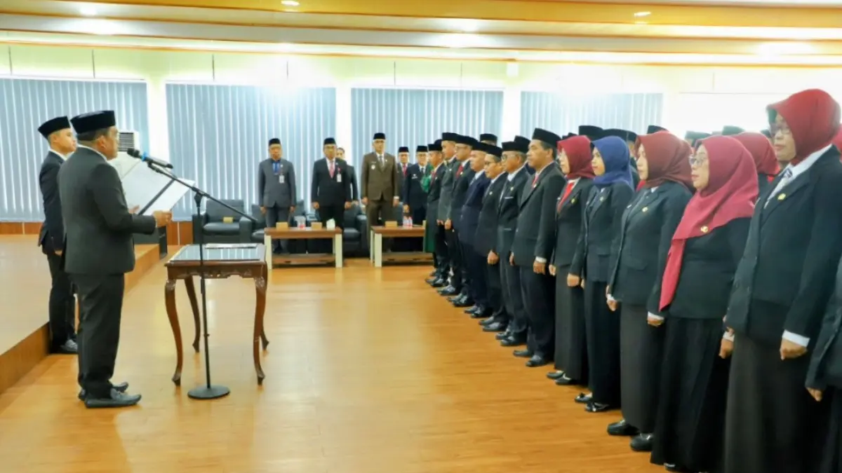 MOMEN: Bupati HSU, H Sahrujani melantik dan mengambil sumpah jabatan 68 guru yang ditugaskan sebagai Kepala Sekolah, satu pejabat pengawas, dan satu pejabat fungsional di Aula Karya Sadaya BPKAD HSU. (Foto: Pemkab HSU)
