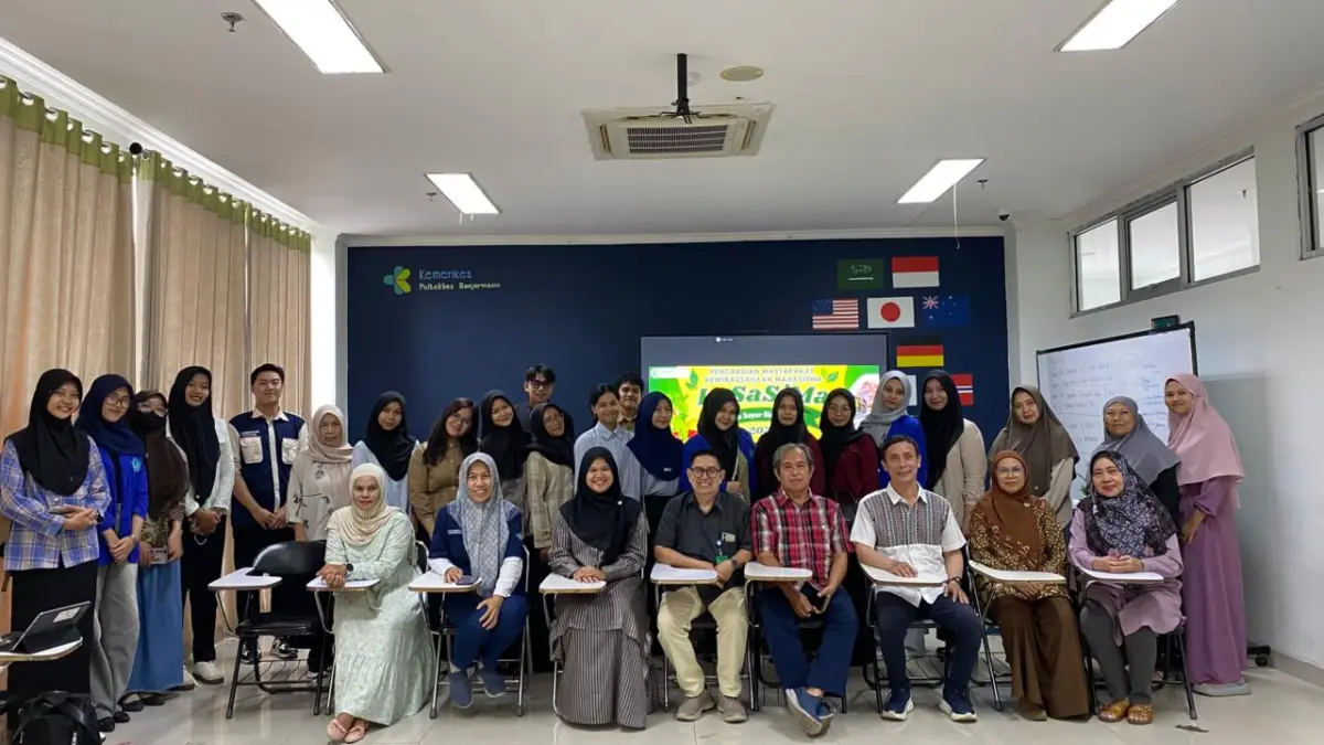 MOMEN: Peserta pelatihan kewirausahaan, dosen pendamping, dan tim pelaksana Program Pengembangan Kewirausahaan Poltekkes Kemenkes Banjarmasin usai kegiatan pengembangan produk LaSa SiMa (Lauk Sayur Siap Masak) di Banjarbaru.