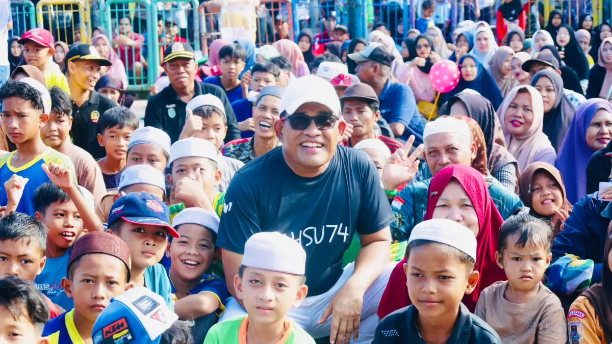 MOMEN:Bupati HSU, H Sahrujani saat foto dengan warga usai mengikuti jalan santai dan senam bersama di Kecamatan Danau Panggang, Jumat (5/6/2026).(Foto: Pemkab HSU)