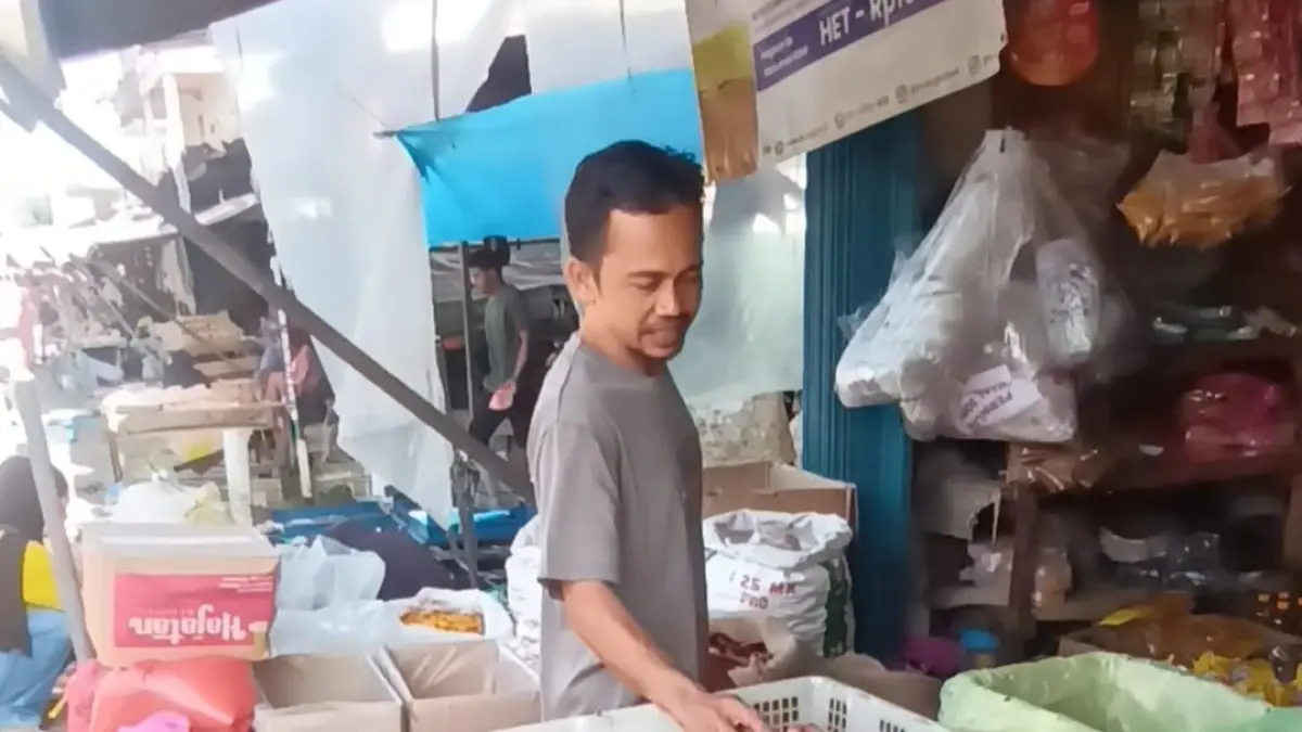 NAIK : Pedagang bawang merah di Pasar Bauntung Tanjung menjajakan dagangannya.

(Foto &nbsp;: Ibnu Dwi Wahyudi/Radar Banjarmasin)