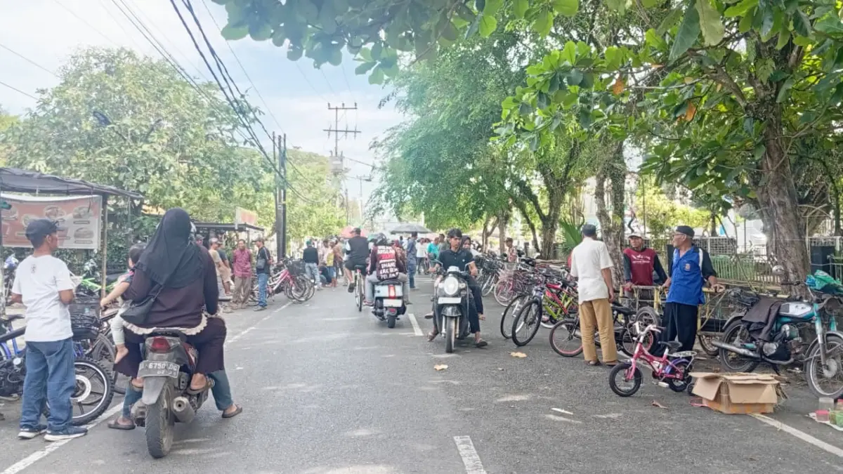 PADAT: Suasana Pasar Loak Kandangan Jumat (5/6/2026) pagi.(Foto: M Padil Ihsan/Radar Banjarmasin)&nbsp;