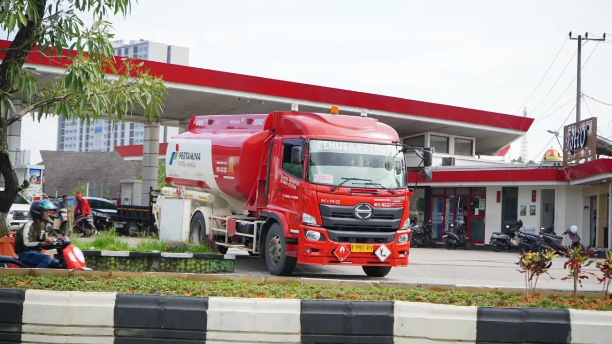 PENYALURAN: Truk tangki Pertamina berada di area SPBU saat melakukan distribusi BBM.(Foto: Pertamina)