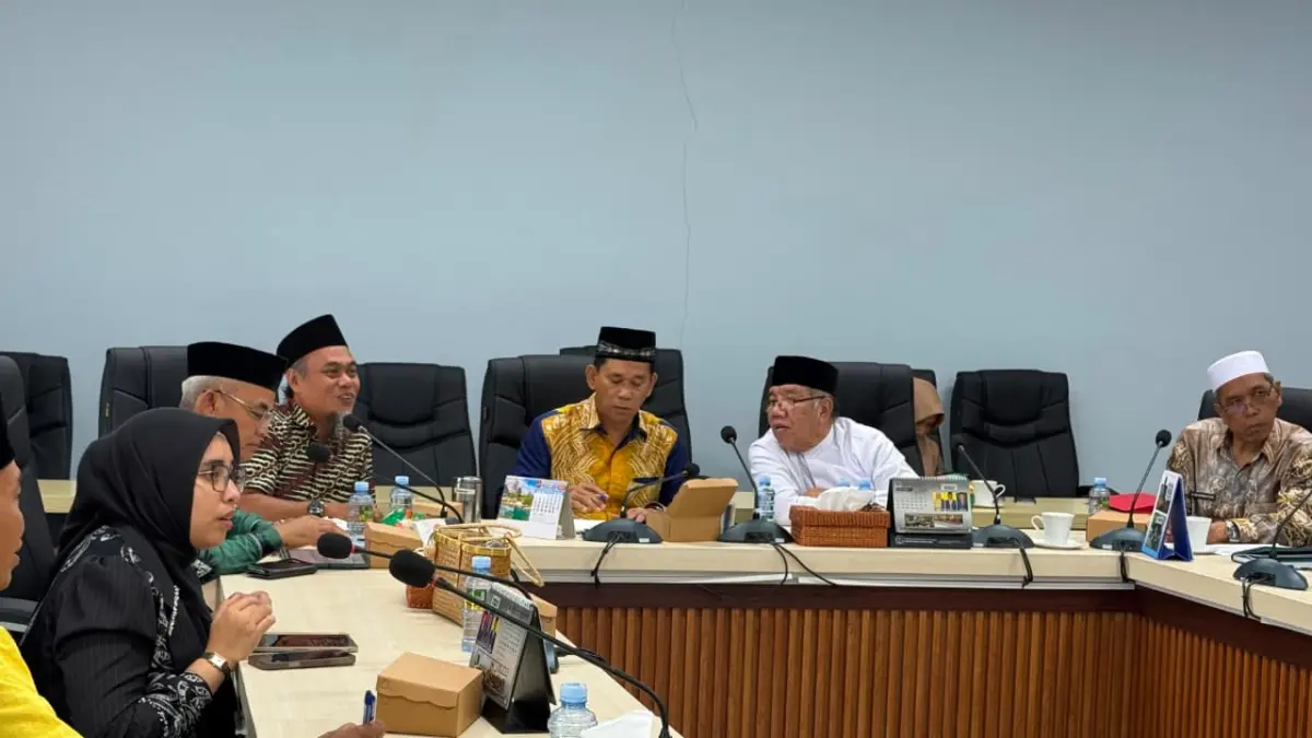 RAPAT: Komisi II DPRD HSU dan LPTQ, bahas strategi besar menuju MTQ Kalsel tahun 2027, Kamis (4/6). (Foto: M. Akbar) 