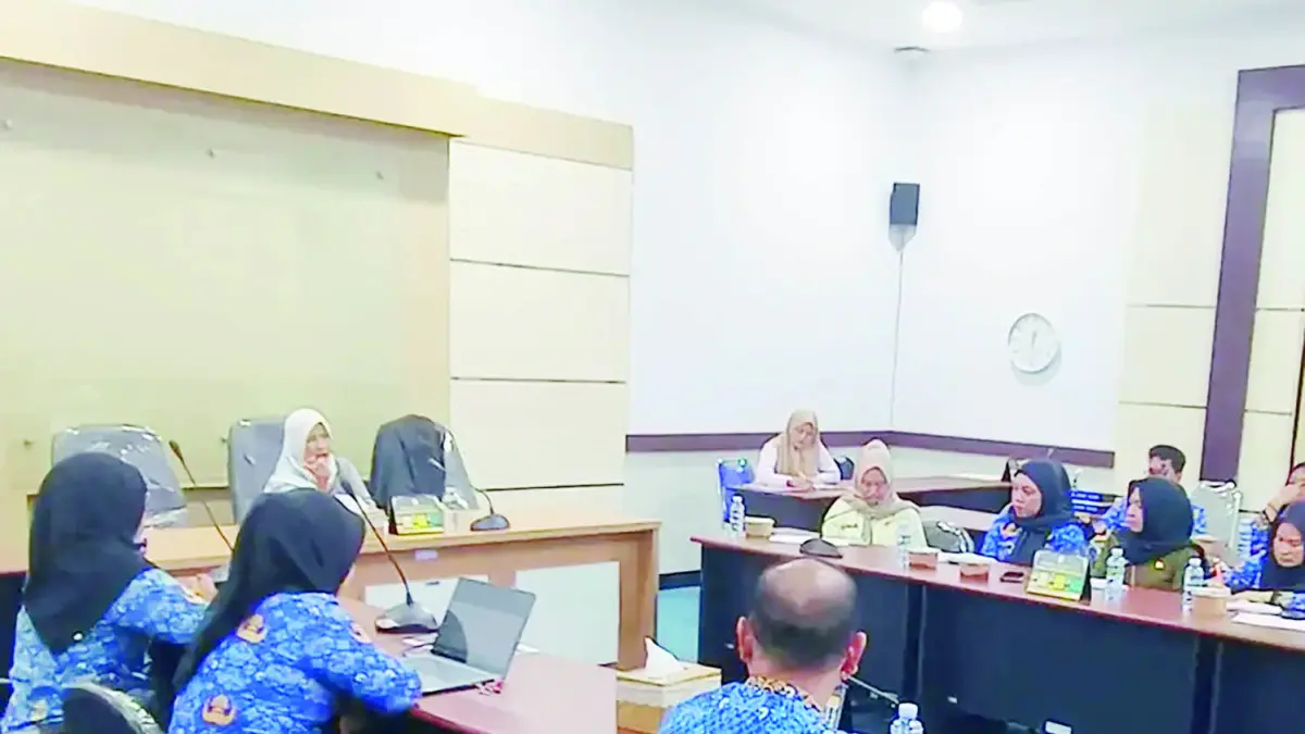 RAPAT: Sekretaris DPRD Banjarbaru memimpin rapat struktural Juni 2026 untuk mengevaluasi realisasi keuangan program kerja dan mempercepat pemenuhan sinkronisasi data KPK RI.
