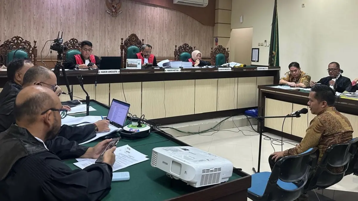 SEMPAT STRES: Ketua KPU HSU, Ihsan Rahmani memberikan keterangan pada sidang lanjutan OTT KPK Kejari HSU di PN Tipikor Banjarmasin, Kamis (4/6).