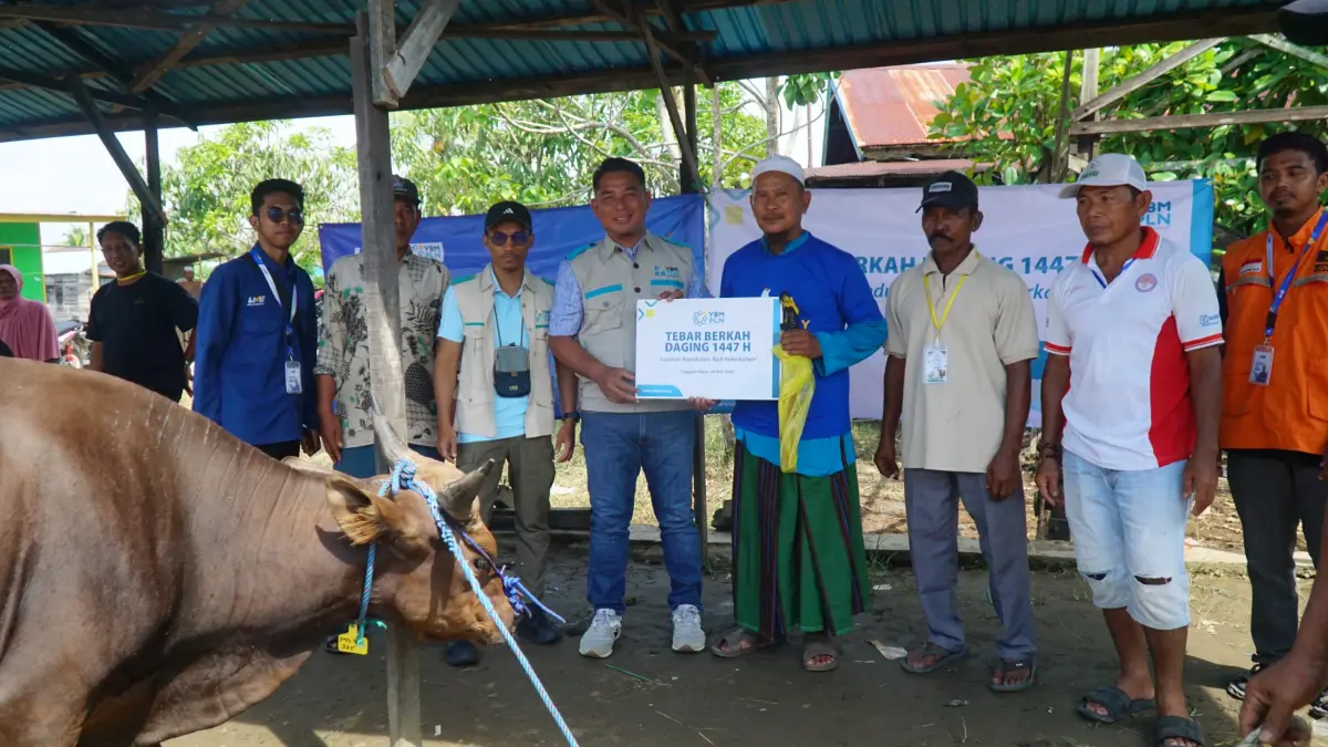 SIMBOLIS: Ketua YBM PLN UID Kalselteng, Choirul Anwar menyerahkan hewan kurban program Tebar Berkah Daging kepada Imam Masjid Baiturrahman Tinggiran Baru, H Abu Bakar.(Foto-foto: PLN UID Kalselteng)&nbsp;