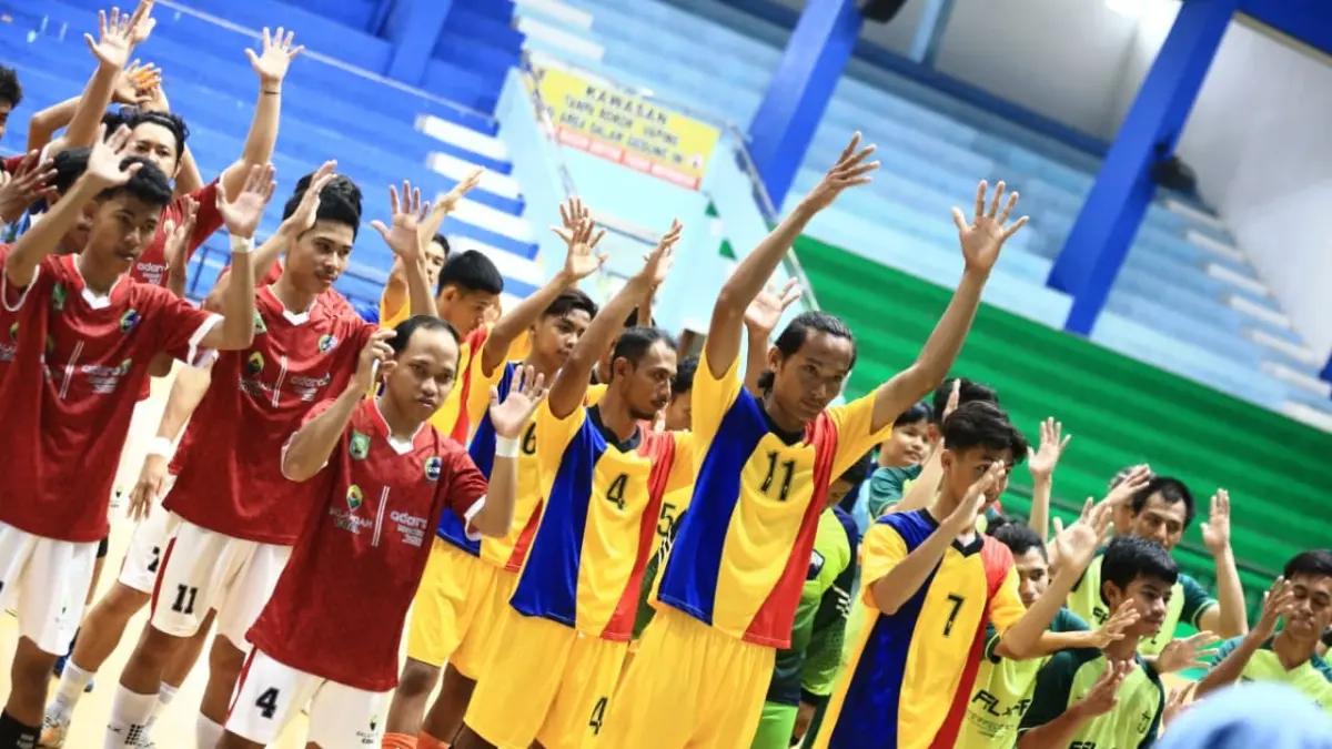 SELEBRASI: Ganda putra Indonesia Sabar Karyaman Gutama/Muhammad Reza Pahlevi Isfahani usai menang atas wakil China Chen Bo Yang/Liu Yi di perempat Final Indonesia Open Indonesia Open 2026, Istora Senayan, Jakarta, Jumat (5/6/2026). (Dery Ridwansah/ JawaPos.com)