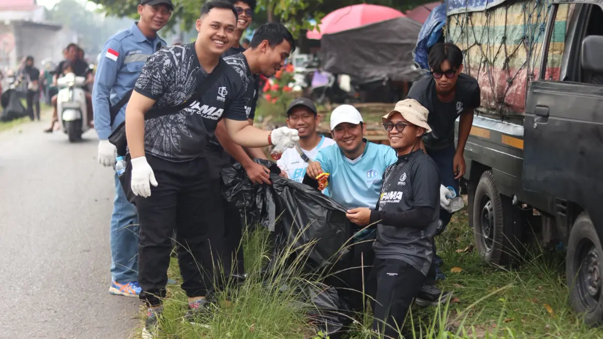 AKSI NYATA – Peserta GOPAY ASIH melakukan pembersihan lingkungan di wilayah Kelurahan Guntung Payung sebagai bentuk kepedulian terhadap kebersihan dan kelestarian lingkungan.
