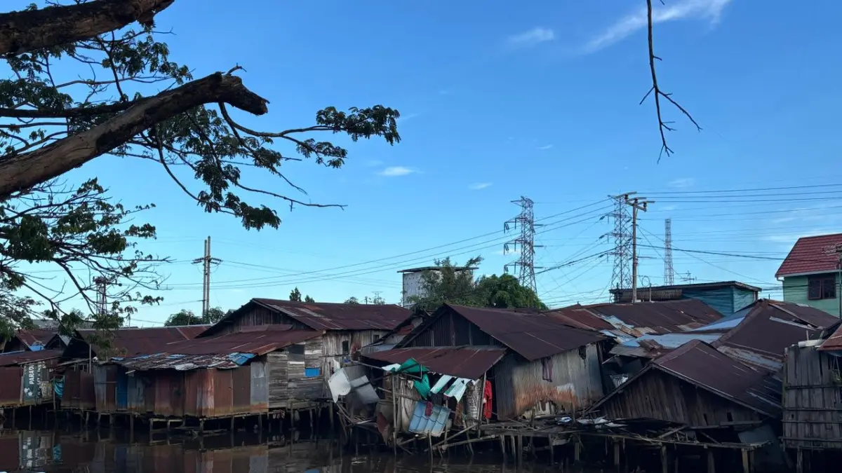 AMBRUK: Sejumlah rumah dalam kondisi ambruk di Jalan Tunas Baru, Banjarmasin Tengah. Pemadangannya dapat dilihat jika melintas dari Jalan Zafry Zam-zam. 