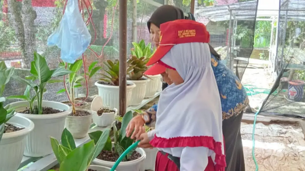 BERBUDAYA LINGKUNGAN : Peserta didik SDN 1.5 Belimbing ikut terlibat dalam pelestarian tanaman di sekolah.
