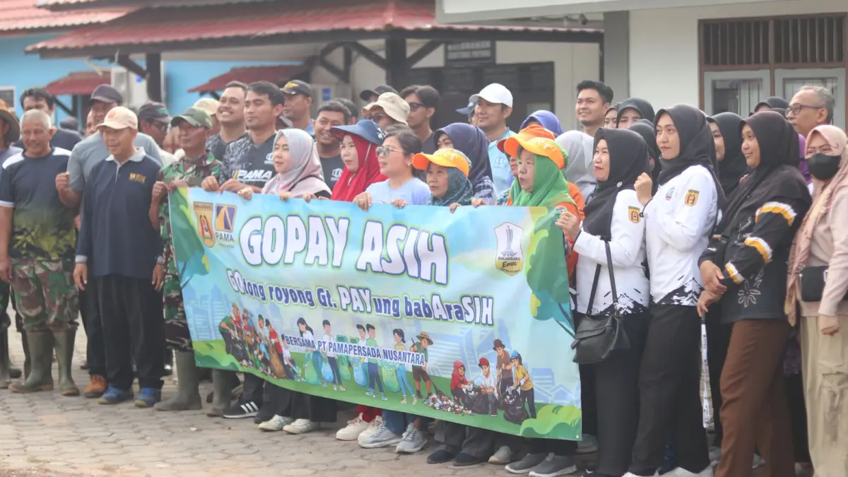 KEBERSAMAAN – Perwakilan PT PAMA Distrik BBSO, Kelurahan Guntung Payung, Puskesmas, sekolah, komunitas, dan masyarakat berfoto bersama sebelum pelaksanaan GOPAY ASIH dalam rangka Hari Lingkungan Hidup Sedunia, Sabtu (6/6/2026).