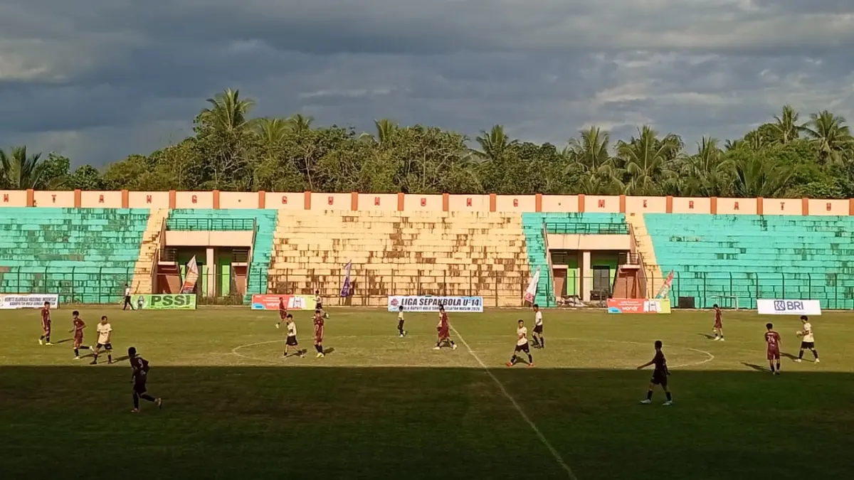 KICK OFF: Pertandingan Liga Sepak Bola U-14 HSS Musim 2026 dibukan dengan pertandingan klub Alligator FC Kandangan dan Telaga Langsat di Stadion 2 Desember Kandangan, Kabupaten HSS, Sabtu (6/6/2026).(Foto: M Padil Ihsan/Radar Banjarmasin)&nbsp;