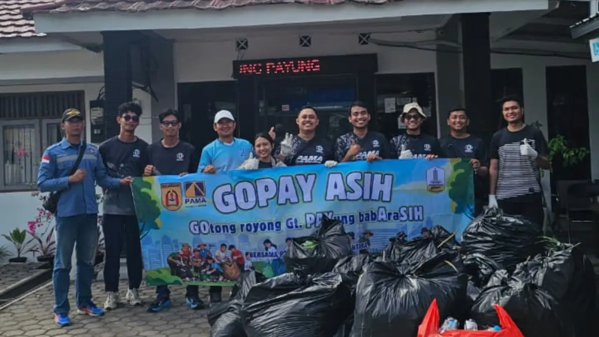 KOLABORASI – PT PAMA Distrik BBSO berfoto bersama usai melaksanakan GOPAY ASIH di Guntung Payung.
