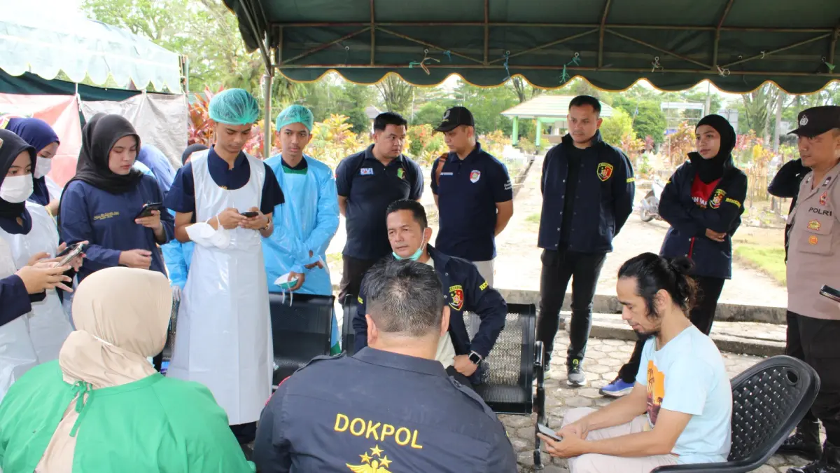 PENYELIDIKAN: Kepolisian saat melakukan olah TKP kasus dugaan tewasnya seorang balita 3 tahun di jalan kasturi 2 kelurahan Landasan Ulin Utara, Kota Banjarbaru (Foto: Sheilla Farazela/Radar Banjarmasin)