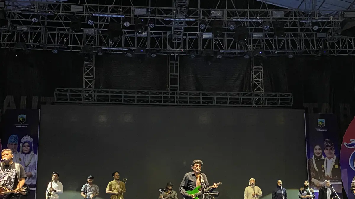 SENDU: Rhoma Irama dan Soneta Group melakukan Check Sound di Siring Laut Kotabaru, Jumat (5/6/2026) menjelang konser yang dihelat pada Sabtu (6/6/2026).(Foto:Jumain/Radar Banjarmasin)&nbsp;
