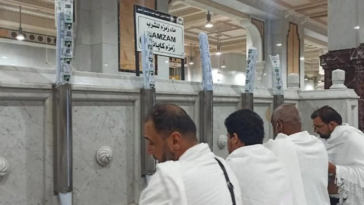 Teks Foto: DILARANG MEMBAWA: Jemaah haji Indonesia minum air zamzam di Masjidilharam.