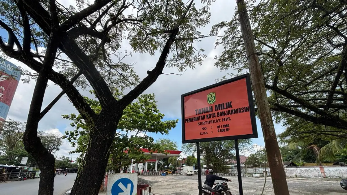 TUNGGAK SEWA: SPBU Teluk Dalam di Jalan Zafry Zam-zam yang berdiri di atas lahan Pemko Banjarmasin disebut menunggak biaya sewa, keberadaannya pun menutup jalur sungai yang dahulunya aktif. 