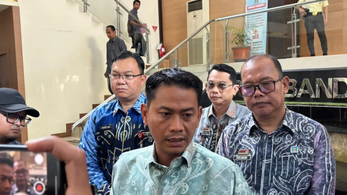WAWANCARA: Kepala Biro Perekonomian Setda Kalsel, Eddy Elminsyah Jaya dan Wali Kota Banjarmasin, Muhammad Yamin HR, serta Direktur PTAM Bandarmasih, Zulbadi usai menggelar RUPS, Jumat (5/6/2026) petang. (Foto:Zulvan Rahmatan/Radar Banjarmasin)