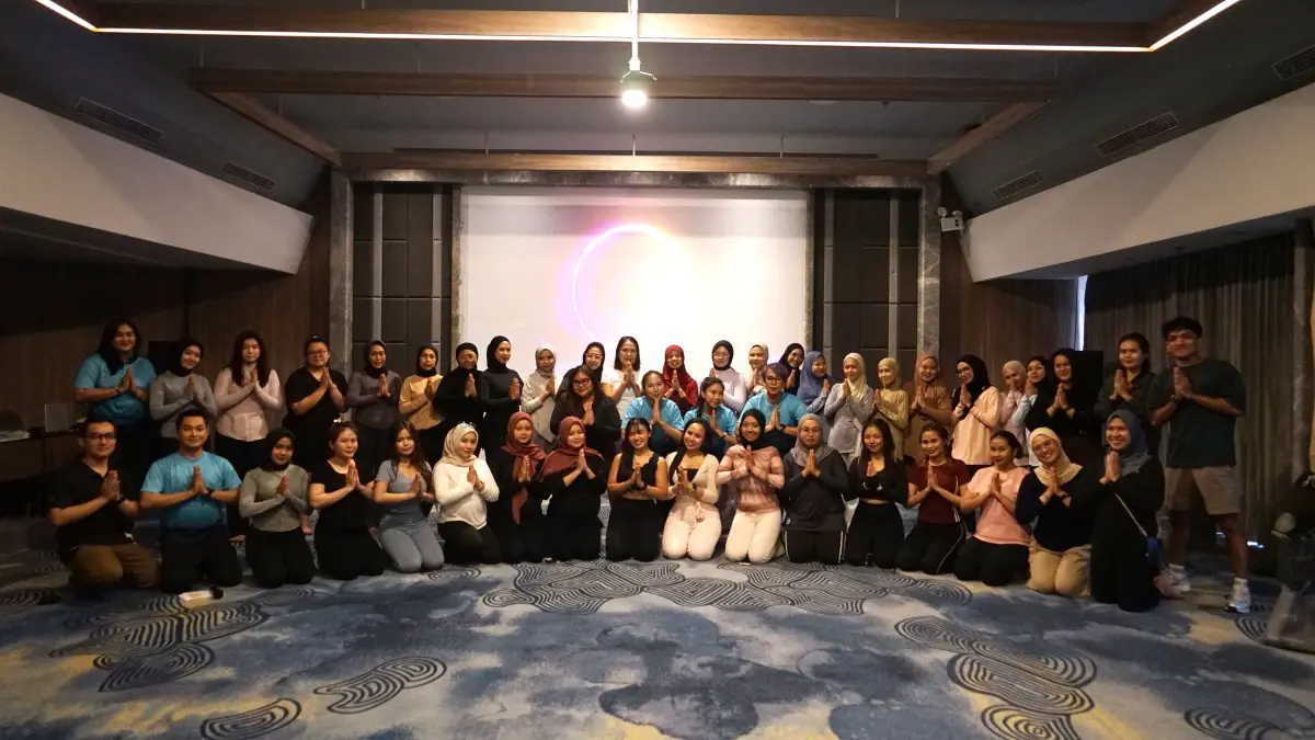 YOGA: Puluhan peserta mengikuti sesi yoga yang menjadi bagian dari rangkaian menuju perayaan ulang tahun ke-3 Harper Banjarmasin.(Foto: Harper Hotel Banjarmasin) 