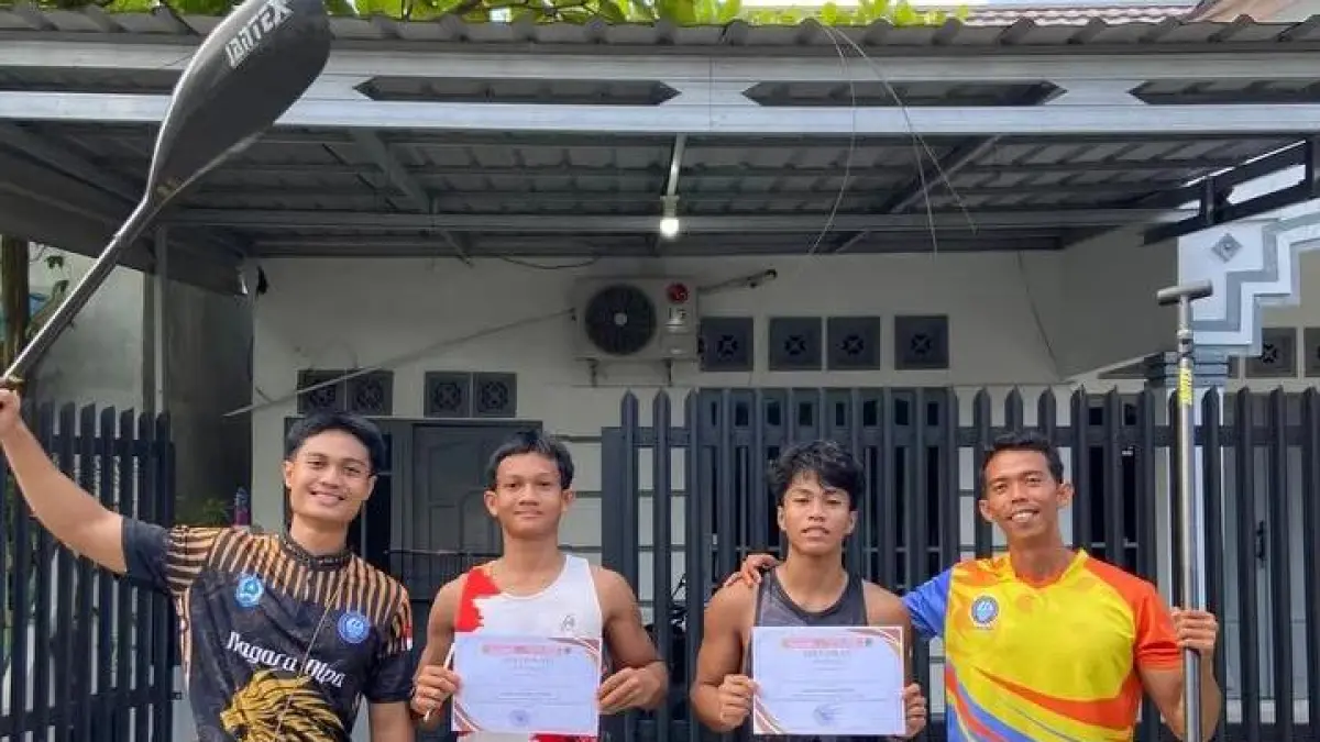 BERPRESTASI: Dua Atlet Dayung Muda HSS Muhammad Rayhan Fadillah dan Syaid Ibrahim berhasil raih juara kejuaraan dayung Wali Kota Banjarmasin Cup 2026 yang digelar di Sungai Alalak, Banjarmasin, pada 5-7 Juni 2026. (Foto: PODSI HSS)&nbsp;