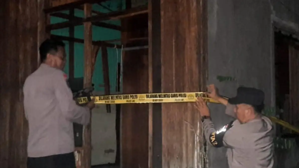 DIGARIS POLISI : Anggota Polsek Murung Pudak saat melakukan penyelidikan rumah kosong di Pembataan. (Foto: Polres Tabalong untuk Radar Banjarmasin)