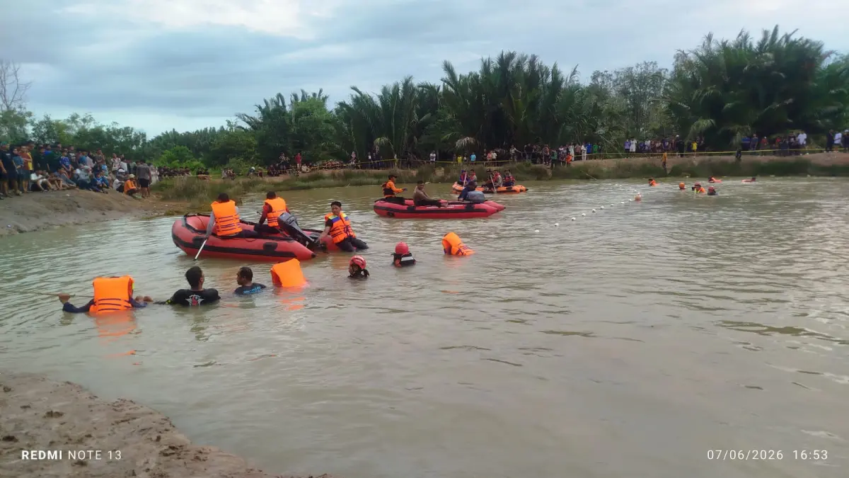DITEMUKAN: Tim SAR Gabungan melakukan pencarian seorang anak yang diduga tenggelam di Danau Arraudah 6, Desa Barokah, Kecamatan Simpang Empat, Tanah Bumbu. Korban ditemukan meninggal dunia. (Foto: PKJR Tanah Bumbu)
