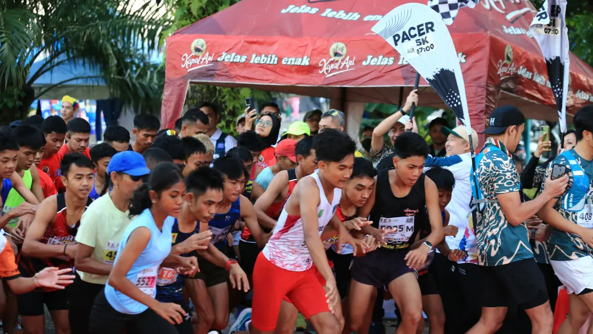 FUN RUN: Para peserta lari di Kawasan Siring 0 Kilometer Banjarmasin. Lokasi ini akan kembali menjadi titik start dan finish Susur Sungai Fun Run 2026 yang digelar Dispora Kalimantan Selatan pada 27 Juni 2026. (M Idris Jian Sidik)
