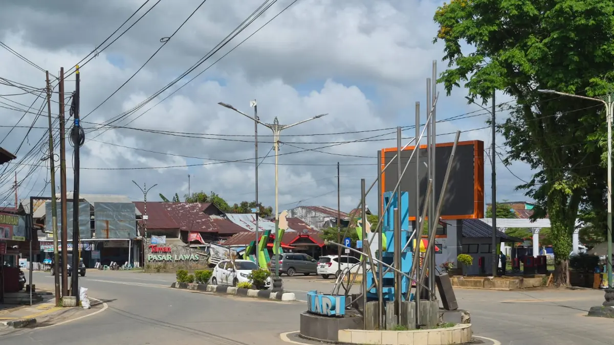 IDENTITAS BARU : Inilah Tugu Nol Kilometer Pelaihari di Kawasan Pasar Lawan yang akan segera direvitalisasi. (Foto : Norsalim Yahya/Radar Banjarmasin)